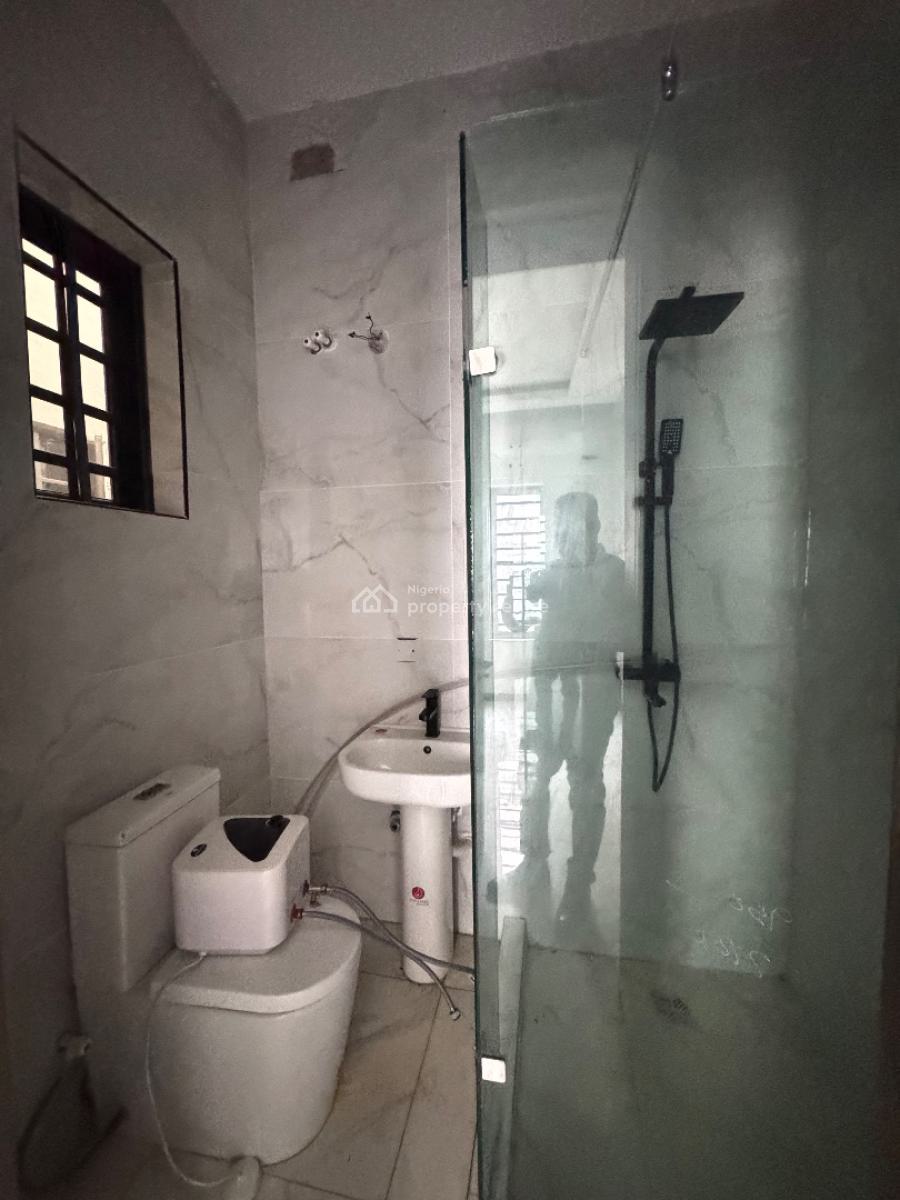 Spacious Two (2) Bedroom Apartment, Lekki Phase 1, Lekki, Lagos, Flat / Apartment for Rent