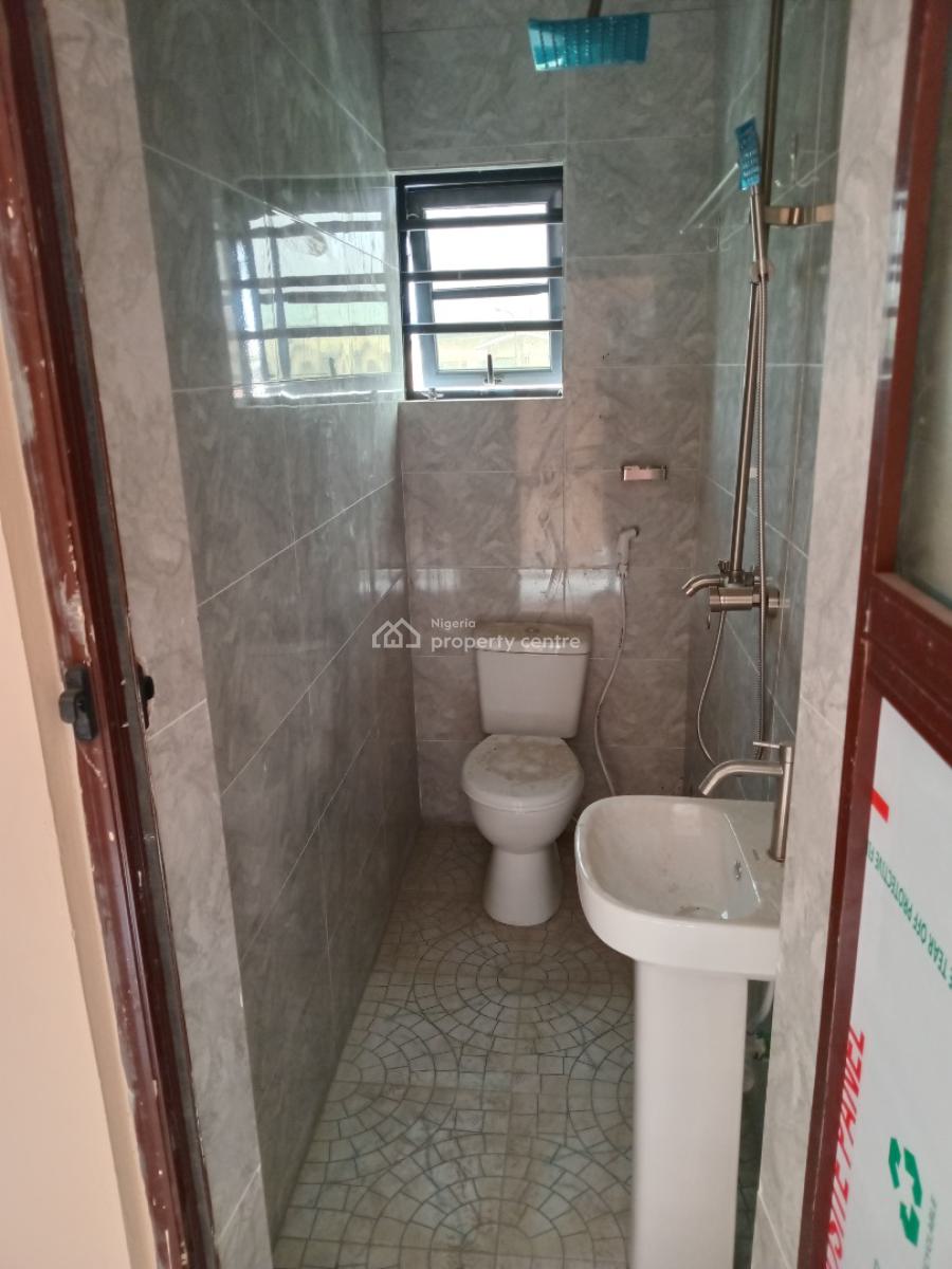 2 Bedroom Apartment, Olonode St, Yaba, Lagos, Flat / Apartment for Rent