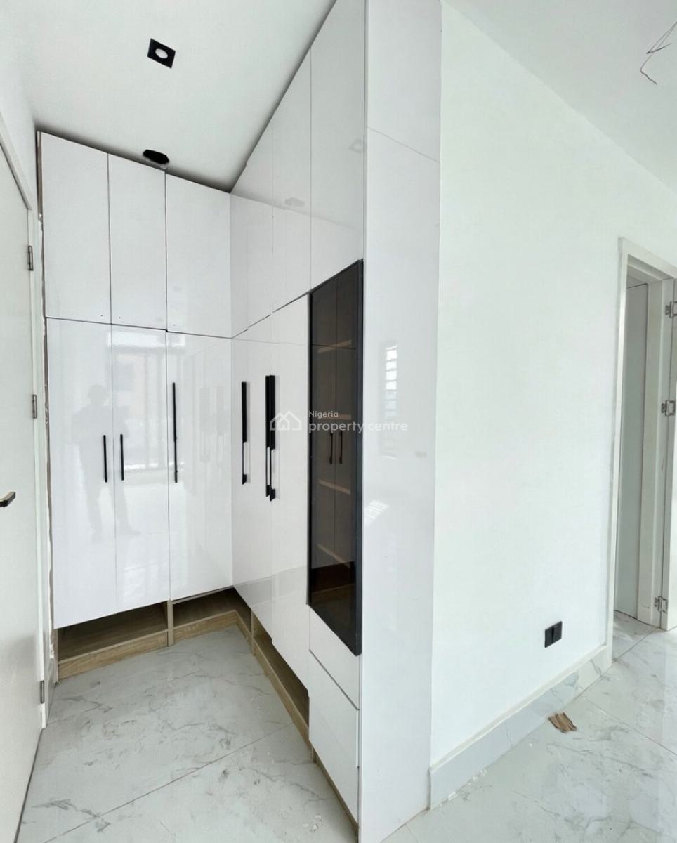 Lovely 2 Bedroom Apartment with Bq, Lekki Phase 1, Lekki, Lagos, Block of Flats for Sale