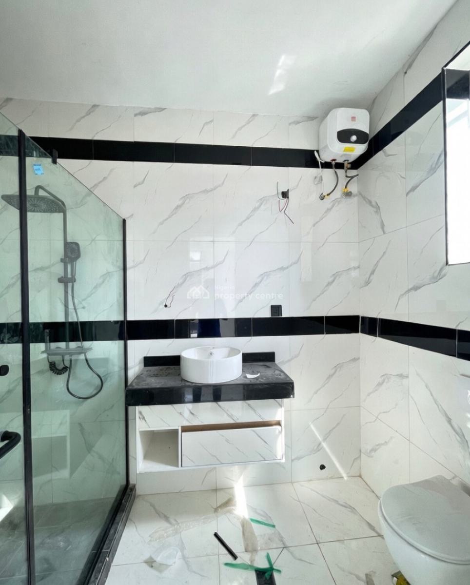 Lovely 2 Bedroom Apartment with Bq, Lekki Phase 1, Lekki, Lagos, Block of Flats for Sale