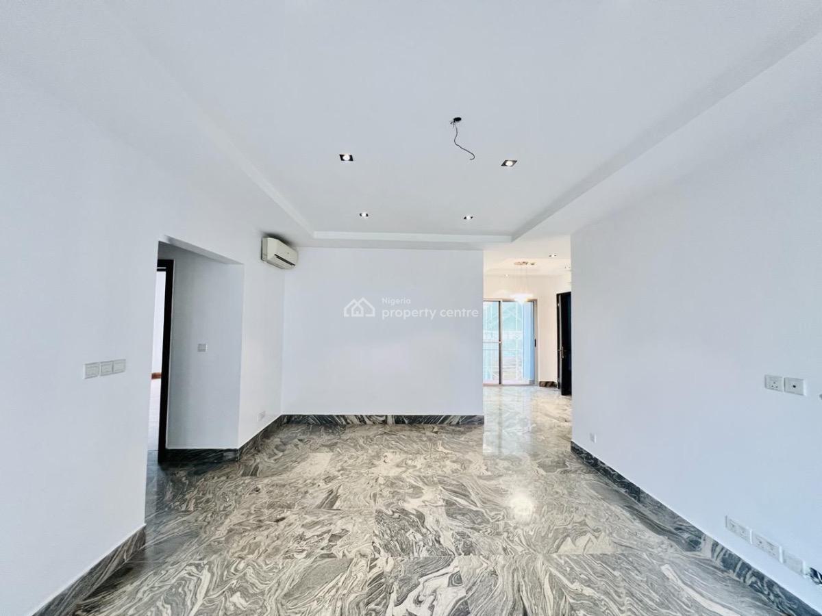 Fully Serviced Top Floor with a B Q and Excellent Services, Lekki Phase 1, Lekki, Lagos, Flat / Apartment for Rent