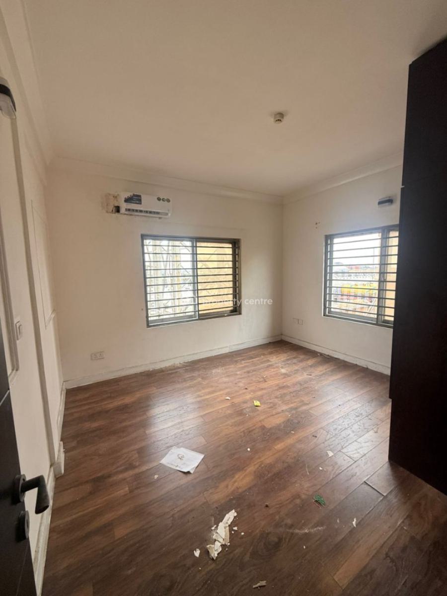 Spacious and Serviced 3 Bedroom Flat Upstairs, Right Hand Side, Lekki Phase 1, Lekki, Lagos, Flat / Apartment for Rent
