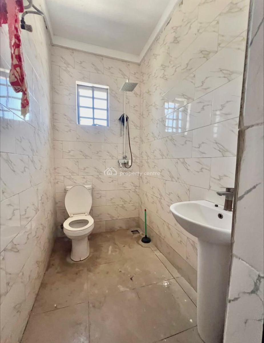 Luxury Well Maintained 3-bedroom Apartment (upstairs), Ologolo, Lekki, Lagos, Flat / Apartment for Rent