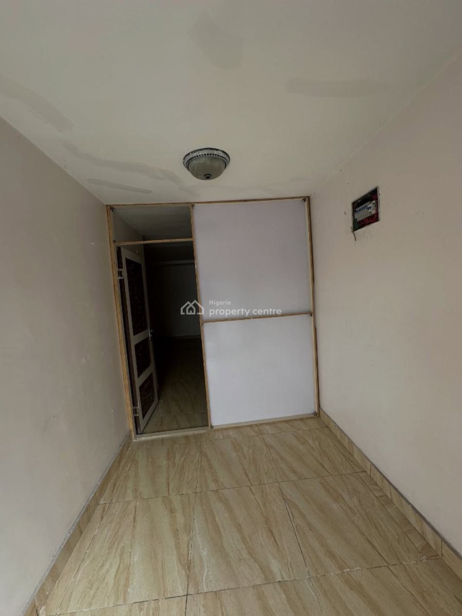 Spacious Mini Flat with Large Compound, Lekki Phase 1, Lekki, Lagos, Mini Flat (room and Parlour) for Rent