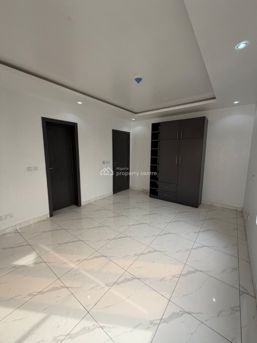 Spacious 2 Bedroom Apartment  with Swimming Pool, Right, Lekki Phase 1, Lekki, Lagos, Flat / Apartment for Sale