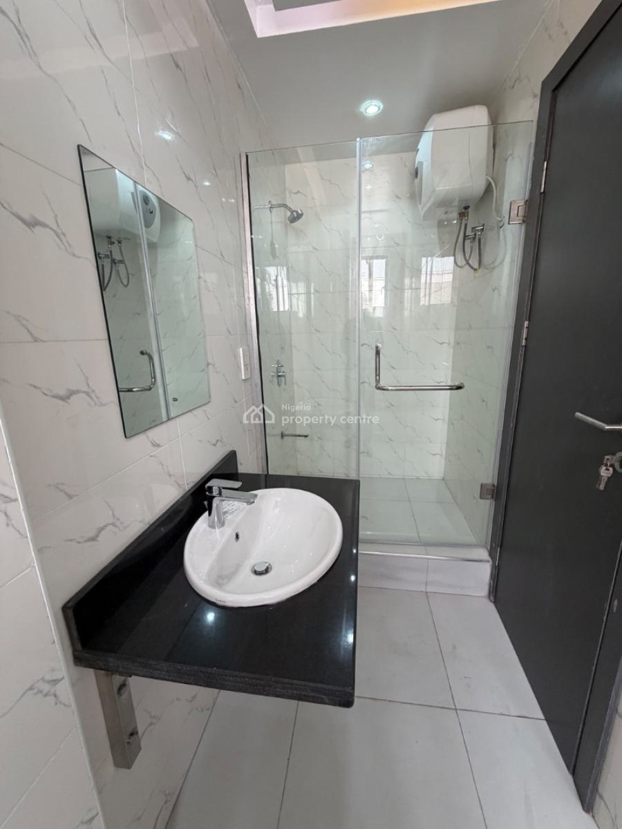 Spacious 2 Bedroom Apartment  with Swimming Pool, Right, Lekki Phase 1, Lekki, Lagos, Flat / Apartment for Sale