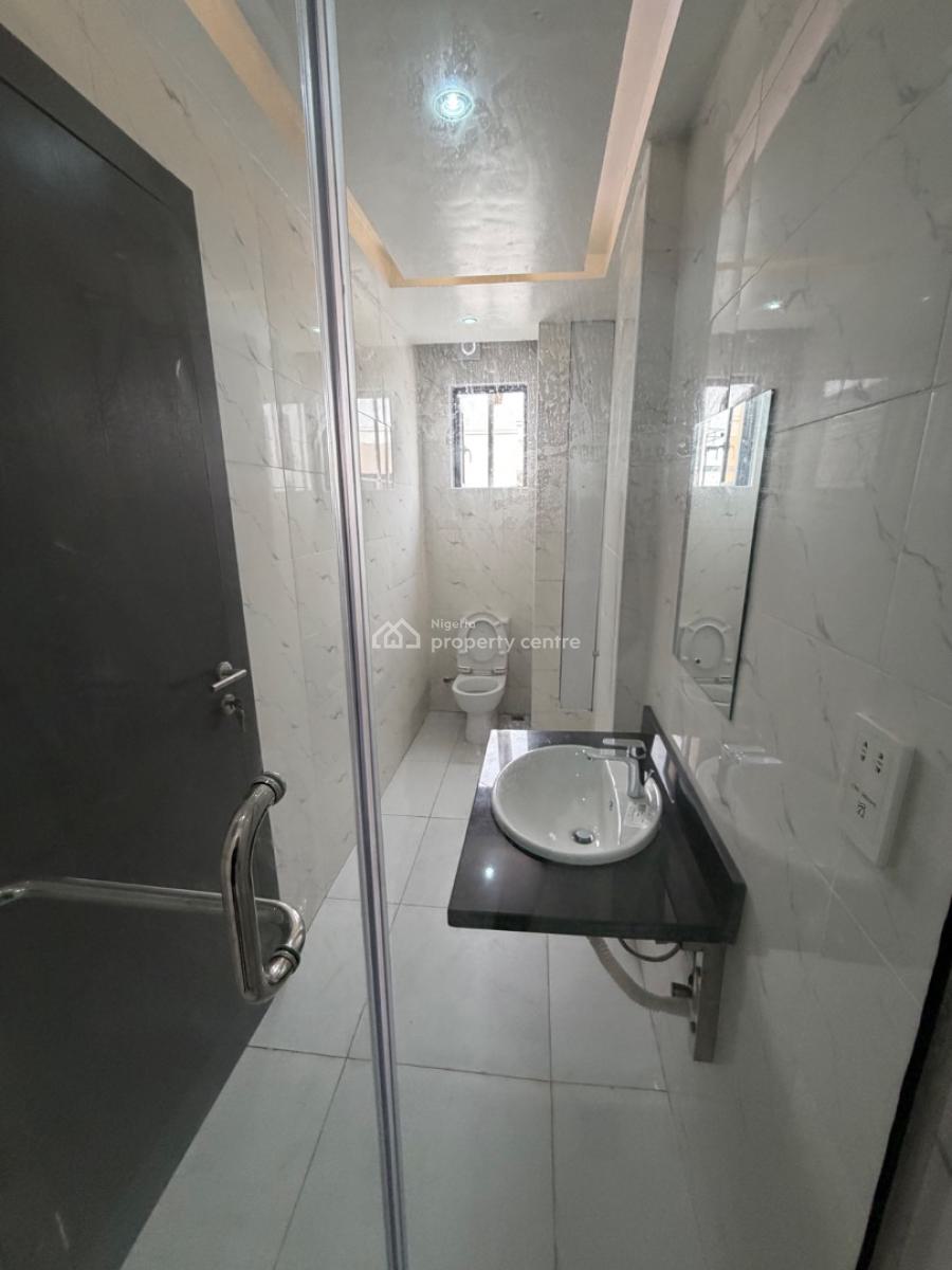 Spacious 2 Bedroom Apartment  with Swimming Pool, Right, Lekki Phase 1, Lekki, Lagos, Flat / Apartment for Sale