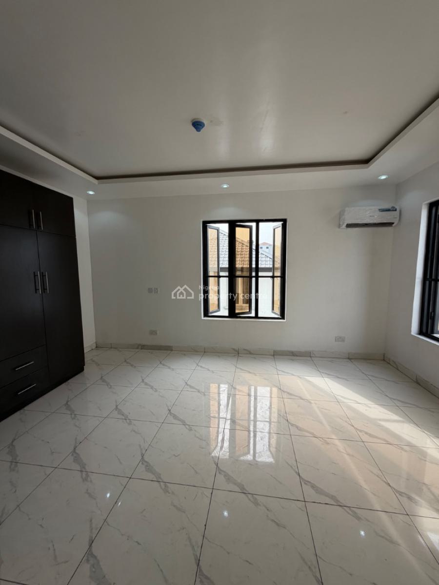 Spacious 2 Bedroom Apartment  with Swimming Pool, Right, Lekki Phase 1, Lekki, Lagos, Flat / Apartment for Sale