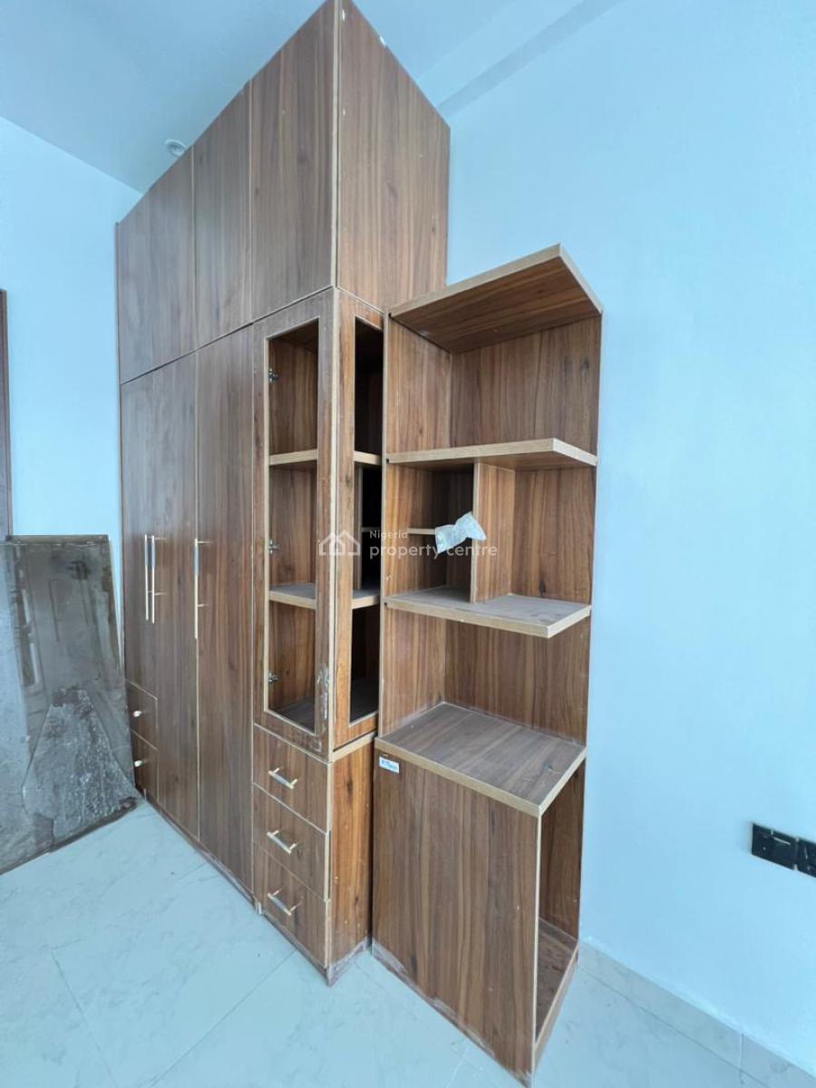 Spacious 2 Bedroom Apartment with  Gym and Elevator Suitable for Investment, Lekki Phase 1, Lekki, Lagos, Block of Flats for Sale