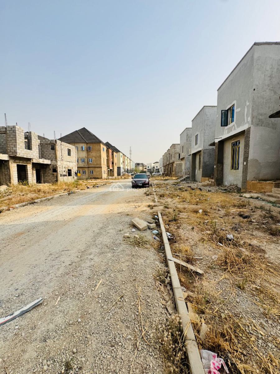 Well Built & Spacious 3beds Duplex in a Gated Estate, Lugbe District, Abuja, Semi-detached Duplex for Sale