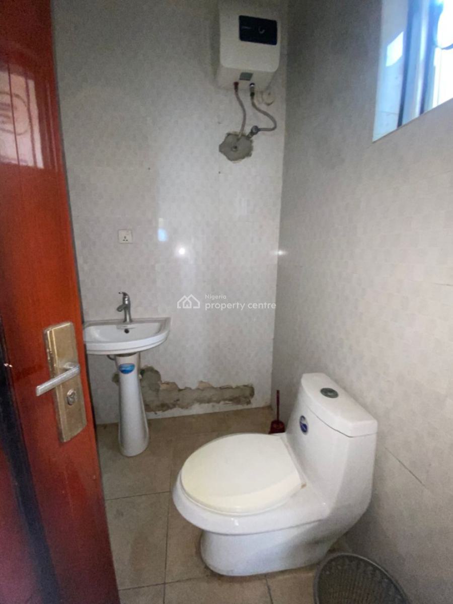 Luxurious Standard and Spacious Single Room in a Shared Apartment Upstairs, Lekki Expressway, Lekki, Lagos, Self Contain (single Rooms) for Rent