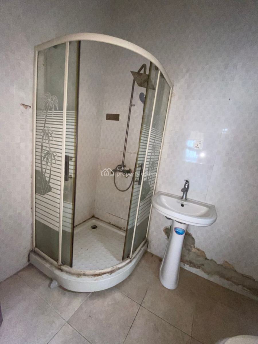 Luxurious Standard and Spacious Single Room in a Shared Apartment Upstairs, Lekki Expressway, Lekki, Lagos, Self Contain (single Rooms) for Rent