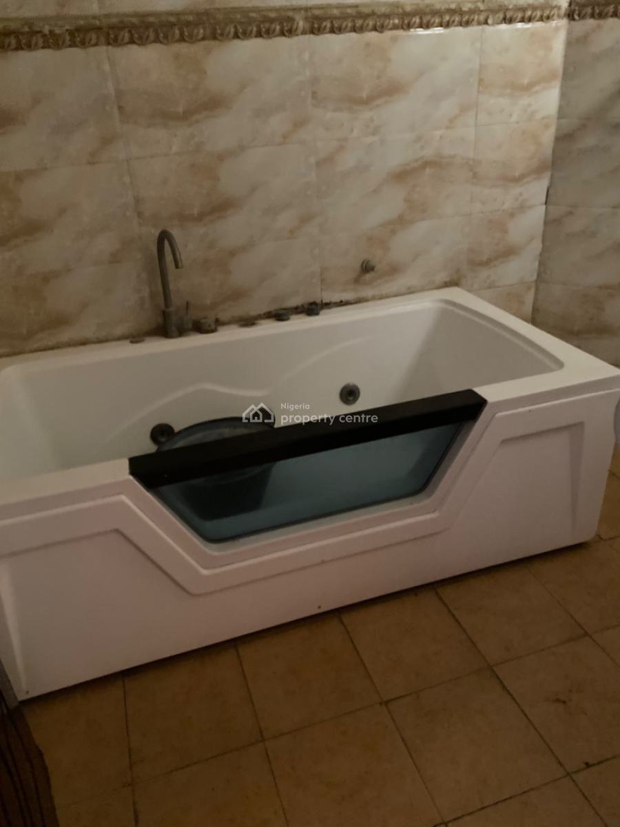 Spacious 3 Bed Apartment with a Bq, Lekki Phase 1, Lekki, Lagos, Flat / Apartment for Rent