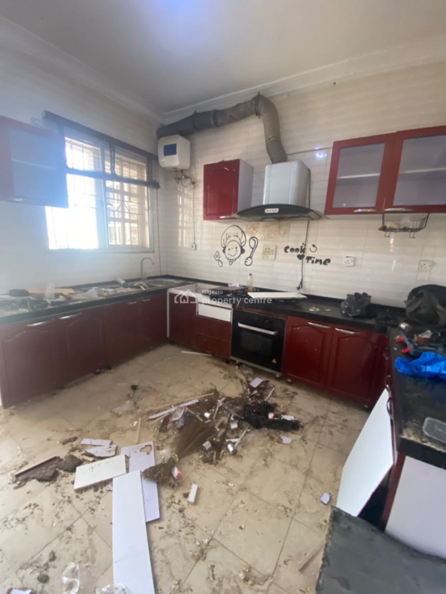 Spacious 3 Bed Apartment with a Bq, Lekki Phase 1, Lekki, Lagos, Flat / Apartment for Rent