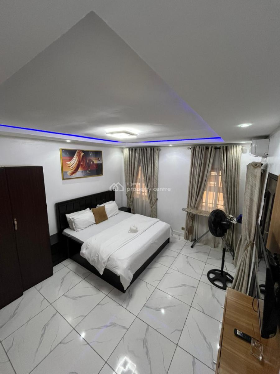 Classic and Very Neat 3br with Pool & Gym, Off Isaac John Street, Ikeja Gra, Ikeja, Lagos, Flat / Apartment Short Let