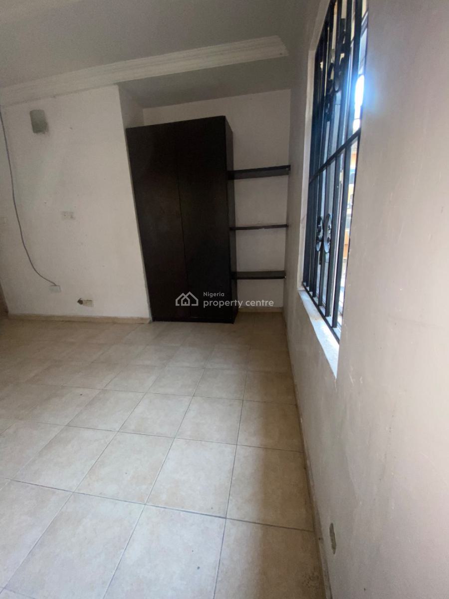 Luxurious, Standard, and Very Spacious Single Room Downstairs, Chevron Drive Bera Estate, Lekki Expressway, Lekki, Lagos, Flat / Apartment for Rent