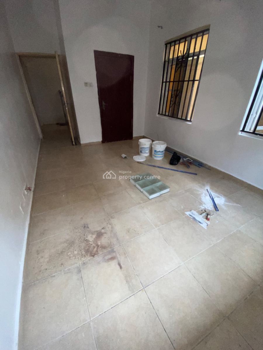 Luxurious, Standard, and Very Spacious Single Room Downstairs, Chevron Drive Bera Estate, Lekki Expressway, Lekki, Lagos, Flat / Apartment for Rent