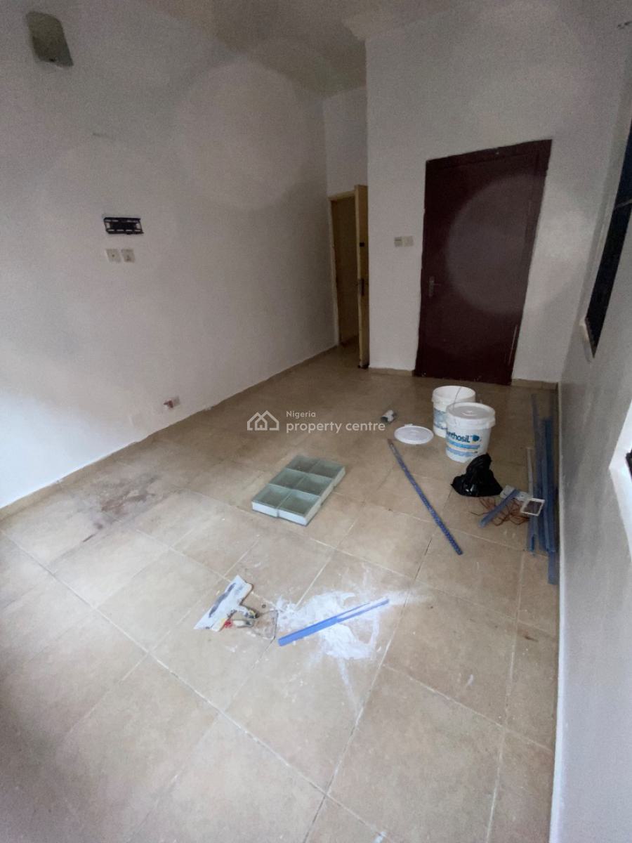Luxurious, Standard, and Very Spacious Single Room Downstairs, Chevron Drive Bera Estate, Lekki Expressway, Lekki, Lagos, Flat / Apartment for Rent