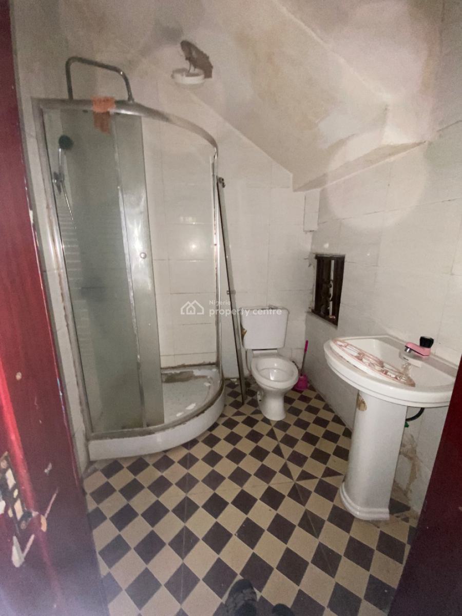 Luxurious, Standard, and Very Spacious Single Room Downstairs, Chevron Drive Bera Estate, Lekki Expressway, Lekki, Lagos, Flat / Apartment for Rent