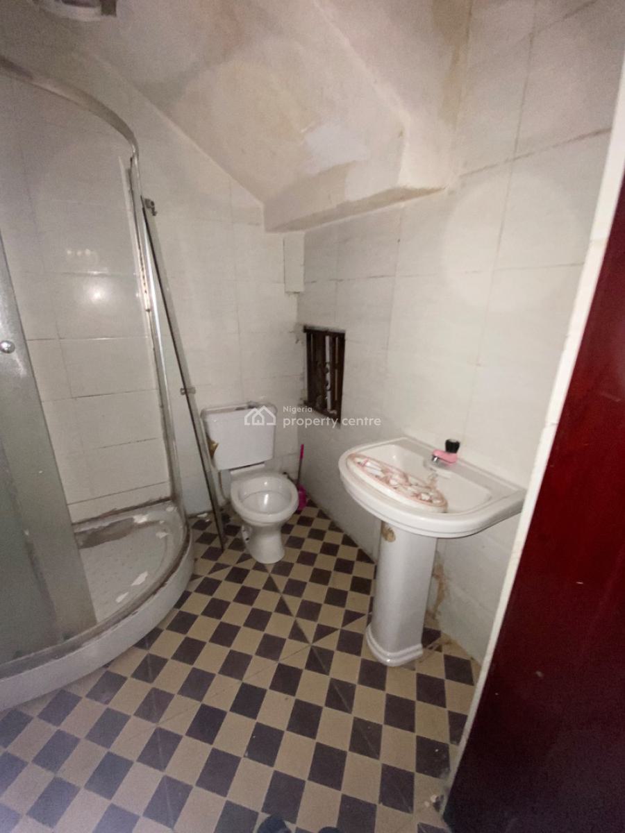 Luxurious, Standard, and Very Spacious Single Room Downstairs, Chevron Drive Bera Estate, Lekki Expressway, Lekki, Lagos, Flat / Apartment for Rent