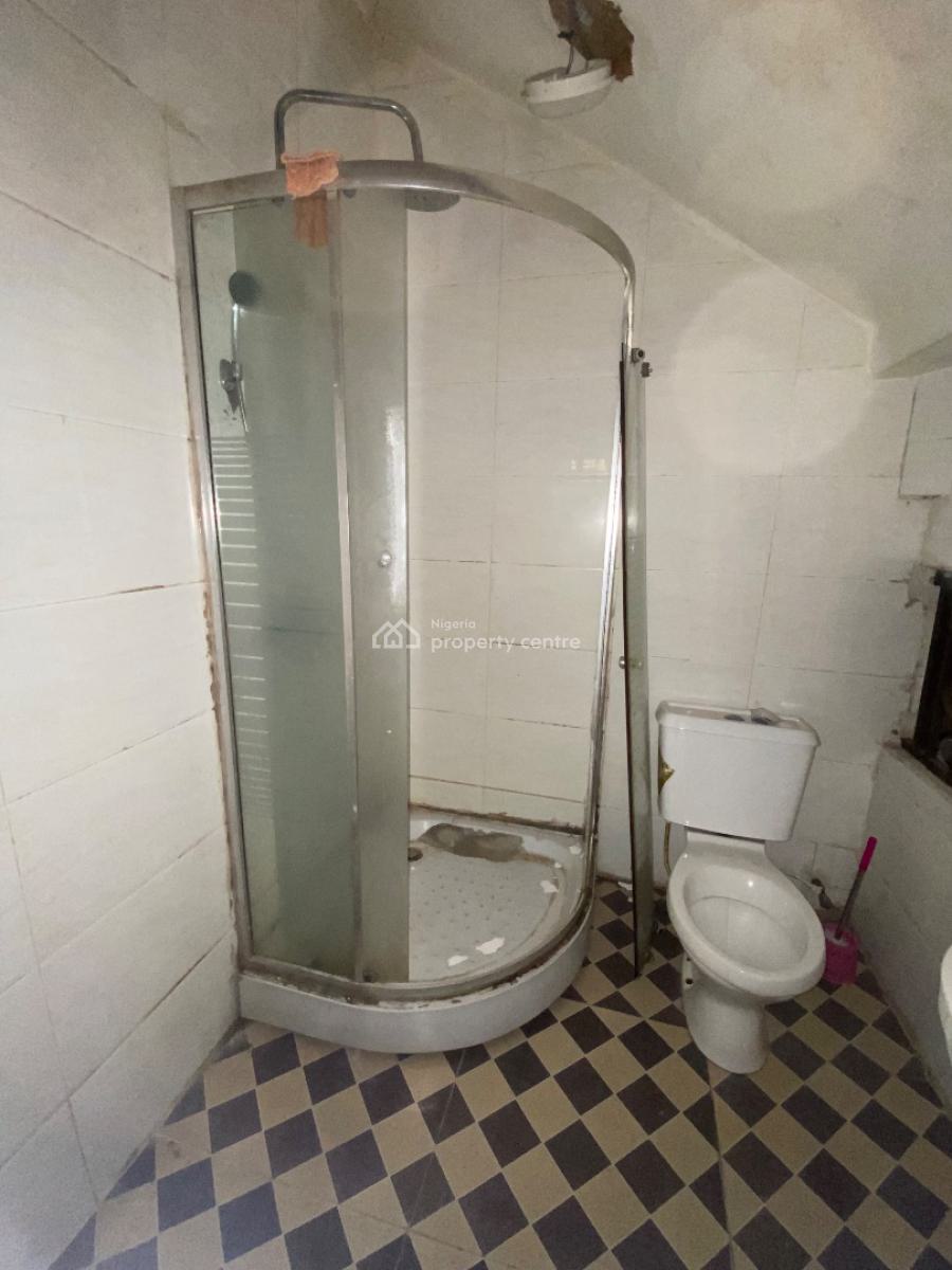 Luxurious, Standard, and Very Spacious Single Room Downstairs, Chevron Drive Bera Estate, Lekki Expressway, Lekki, Lagos, Flat / Apartment for Rent