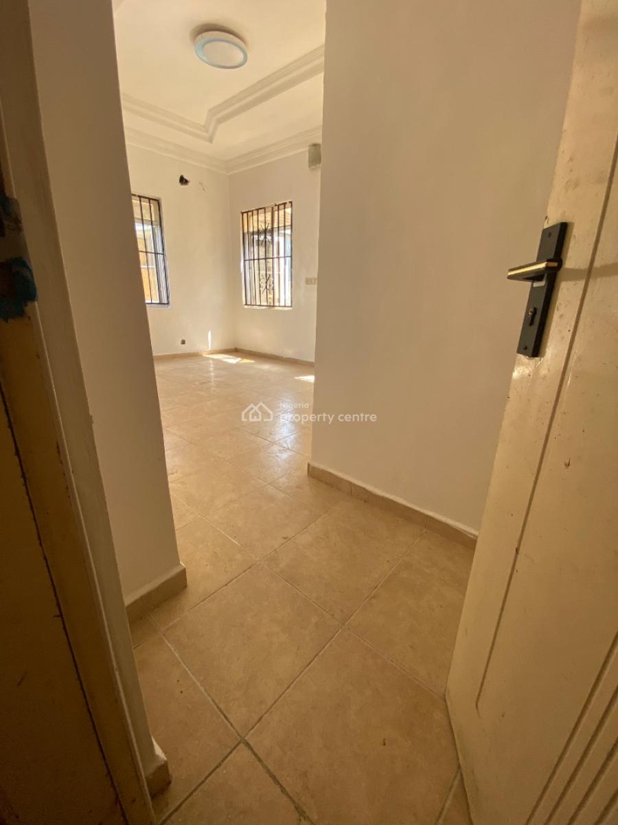 Luxurious, Standard, and Very Spacious  Single Room, Chevron Drive, Lekki Expressway, Lekki, Lagos, Flat / Apartment for Rent