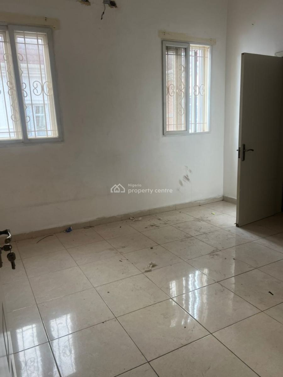 *spacious Room Upstairs(shared), Chevron Drive, Lekki, Lagos, Flat / Apartment for Rent
