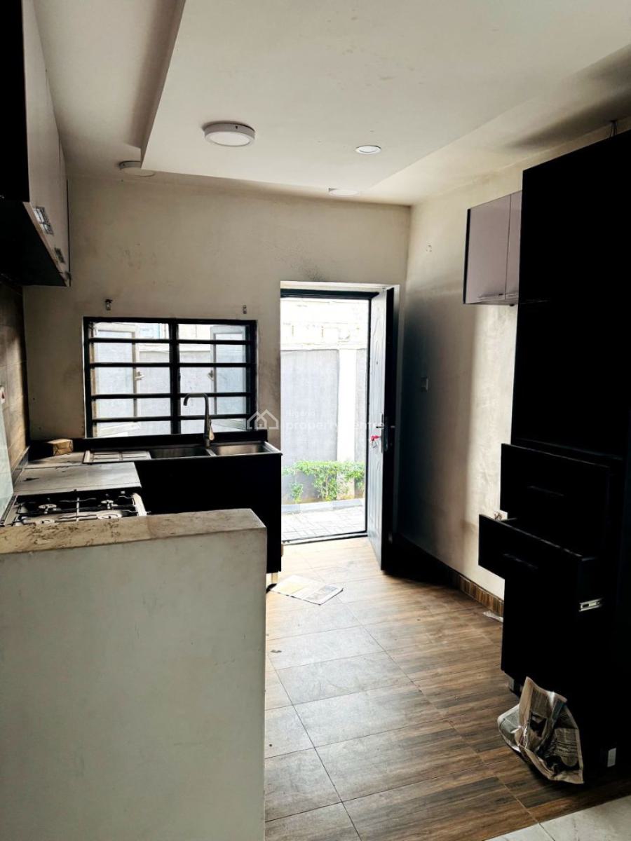 2bedroom Flat, Lekki Phase 1, Lekki, Lagos, Flat / Apartment for Rent