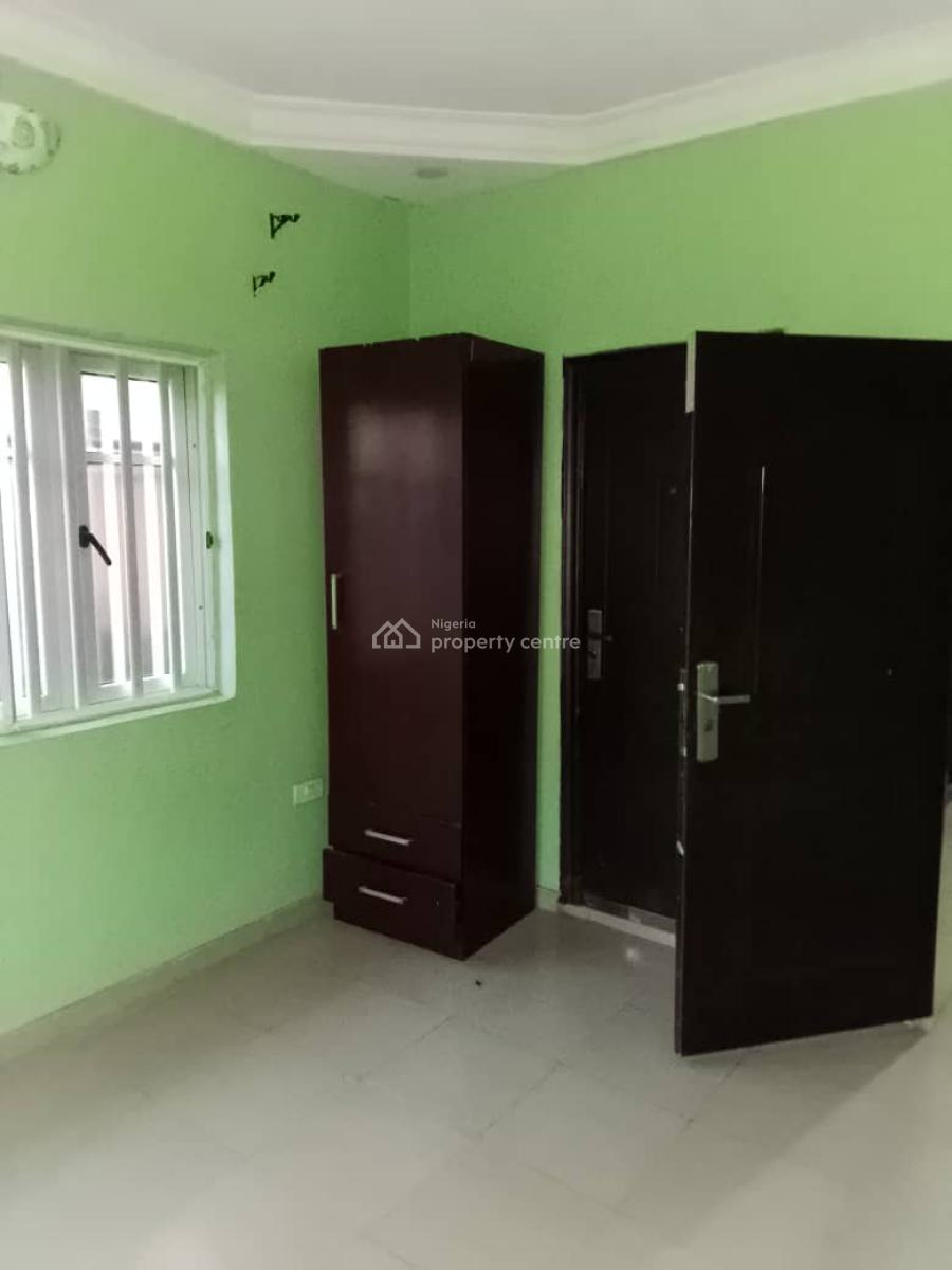 𝟯 𝗕𝗘𝗗𝗥𝗢𝗢𝗠 𝗙𝗟𝗔𝗧𝗦  Two People in Vompound, Gra Phase 1, Magodo, Lagos, Flat / Apartment for Rent