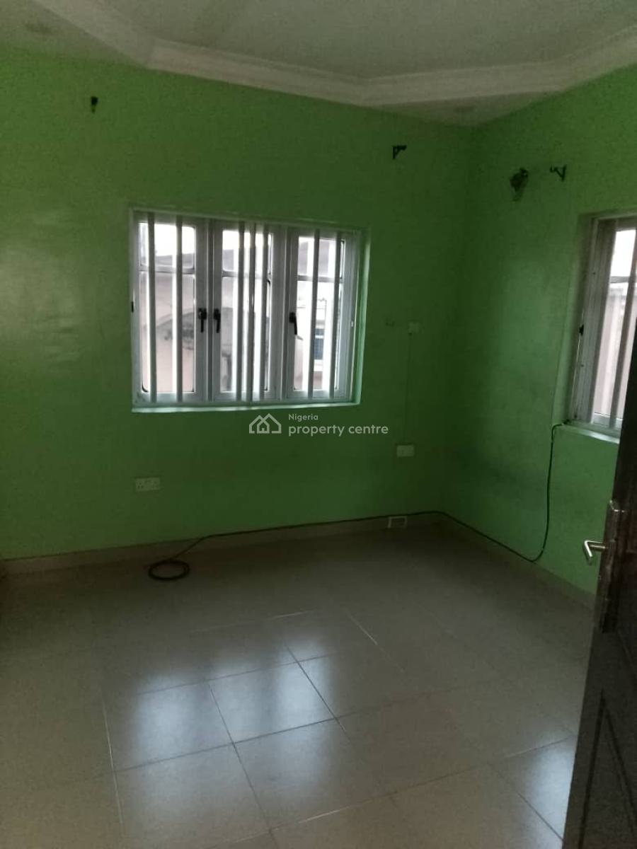 𝟯 𝗕𝗘𝗗𝗥𝗢𝗢𝗠 𝗙𝗟𝗔𝗧𝗦  Two People in Vompound, Gra Phase 1, Magodo, Lagos, Flat / Apartment for Rent