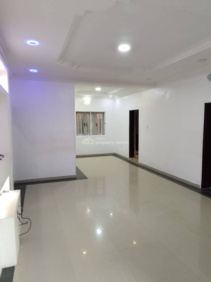 𝟯 𝗕𝗘𝗗𝗥𝗢𝗢𝗠 𝗙𝗟𝗔𝗧𝗦  Two People in Vompound, Gra Phase 1, Magodo, Lagos, Flat / Apartment for Rent