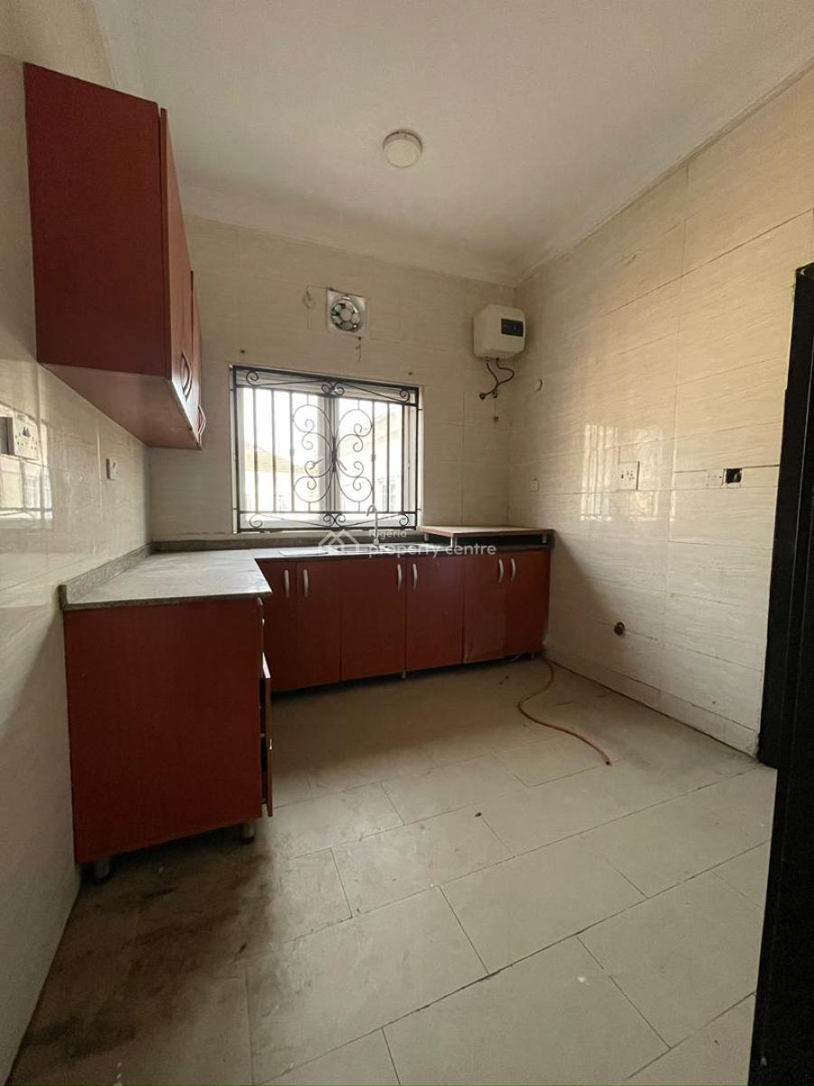 Spacious 3 Bedroom Apartment with Bq  in a Secured and Gated Estate, Agungi, Lekki, Lagos, Flat / Apartment for Rent