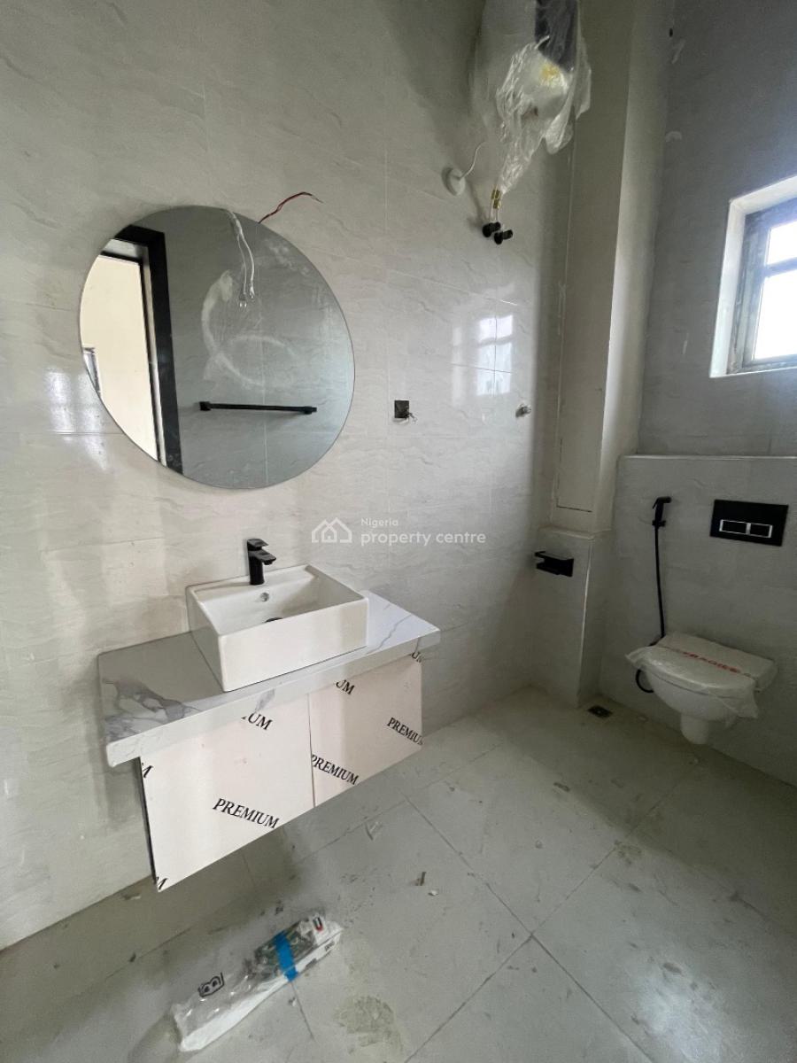Two (2) Bedroom Apartment with Bq, Lekki Phase 1, Lekki, Lagos, Flat / Apartment for Rent