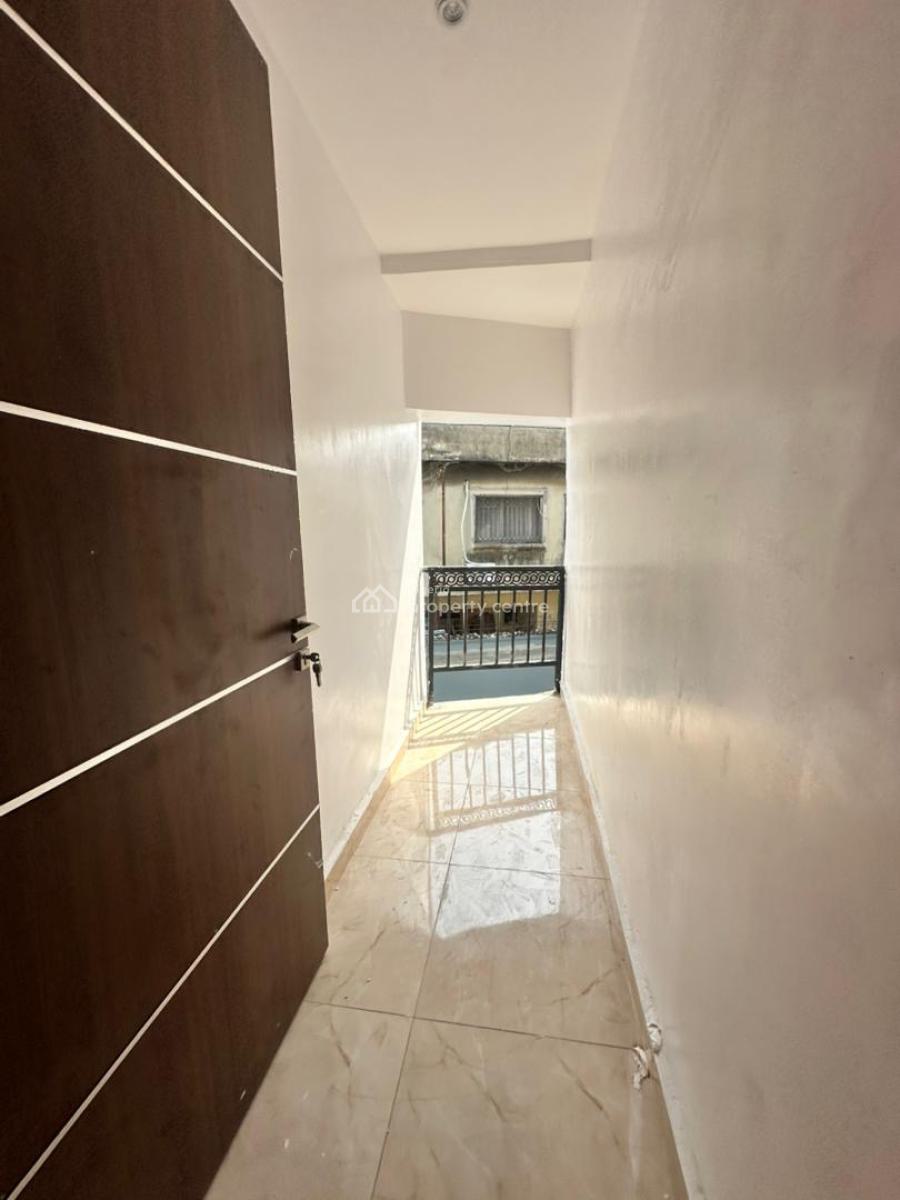 Neatly Built 3 Bedroom Apartment, Lekki Phase 1, Lekki, Lagos, Flat / Apartment for Rent