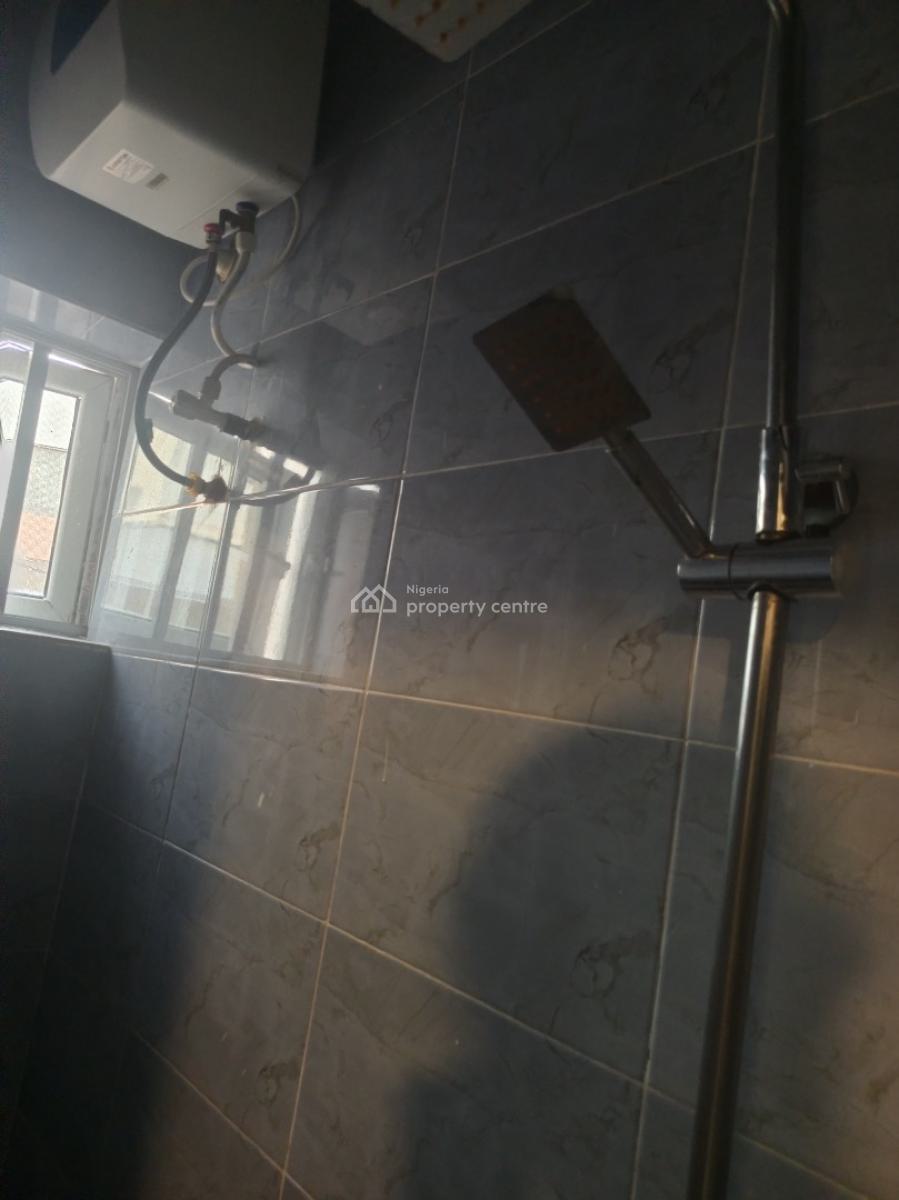 Clean, Spacious 3 Bedroom Apartment Up and Downstairs, Mobil Road, Ilaje, Ajah, Lagos, Flat / Apartment for Rent