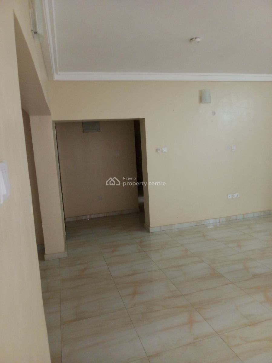 Clean, Spacious 3 Bedroom Apartment Up and Downstairs, Mobil Road, Ilaje, Ajah, Lagos, Flat / Apartment for Rent