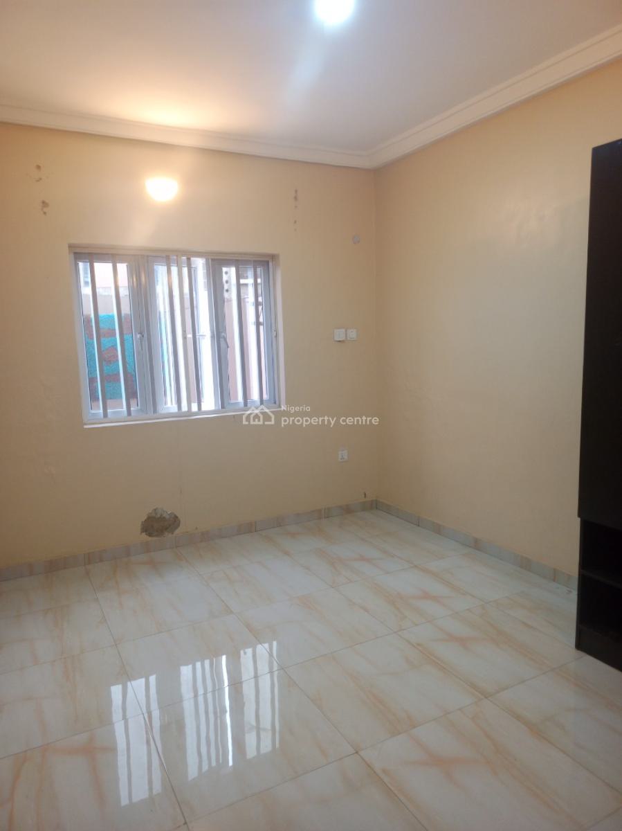 Clean, Spacious 3 Bedroom Apartment Up and Downstairs, Mobil Road, Ilaje, Ajah, Lagos, Flat / Apartment for Rent