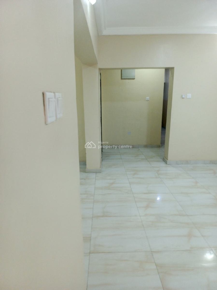 Clean, Spacious 3 Bedroom Apartment Up and Downstairs, Mobil Road, Ilaje, Ajah, Lagos, Flat / Apartment for Rent