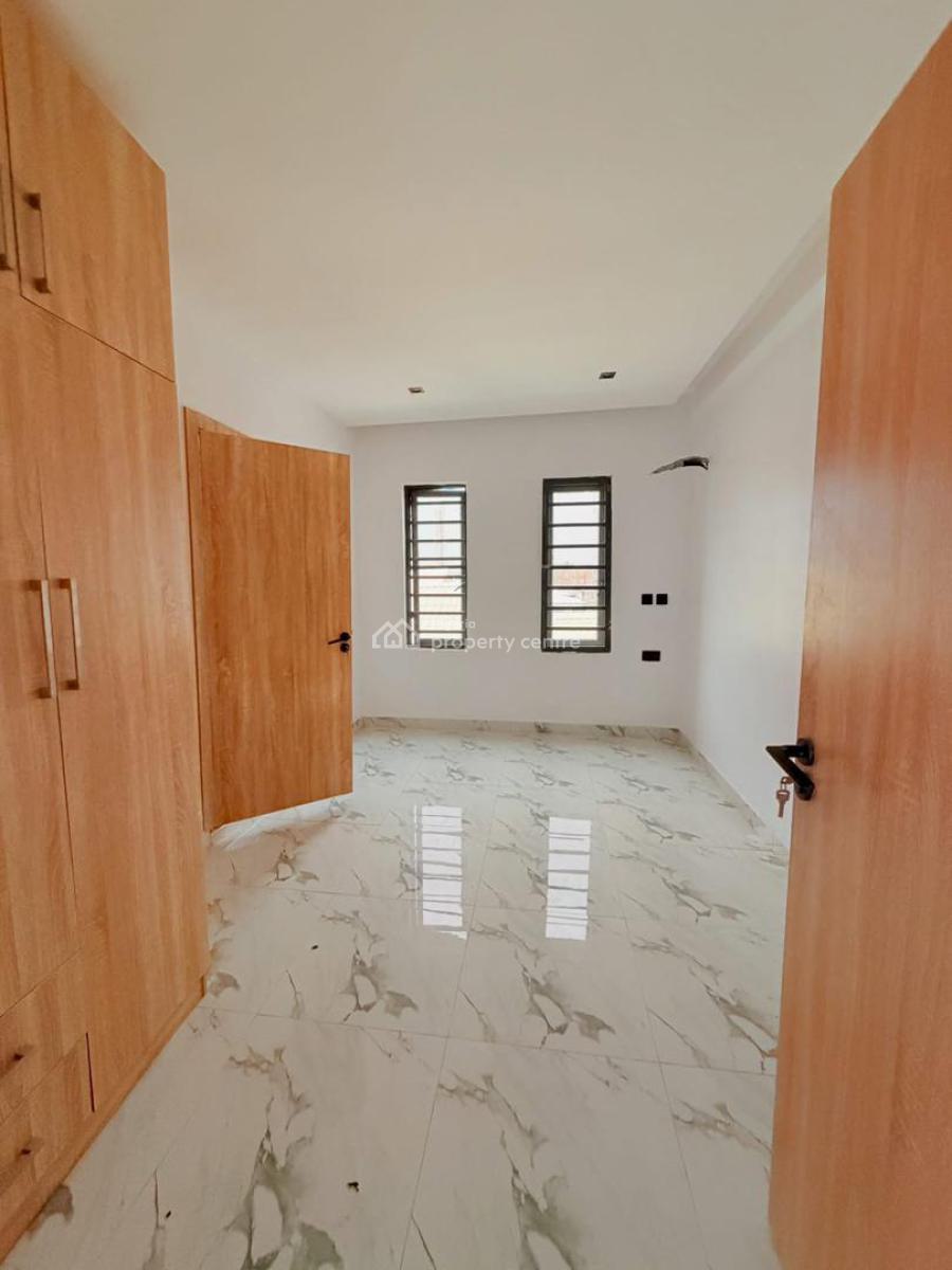 Executive 3 Bedroom Flat Apartment in a Good Location, Yaba, Lagos, Flat / Apartment for Sale