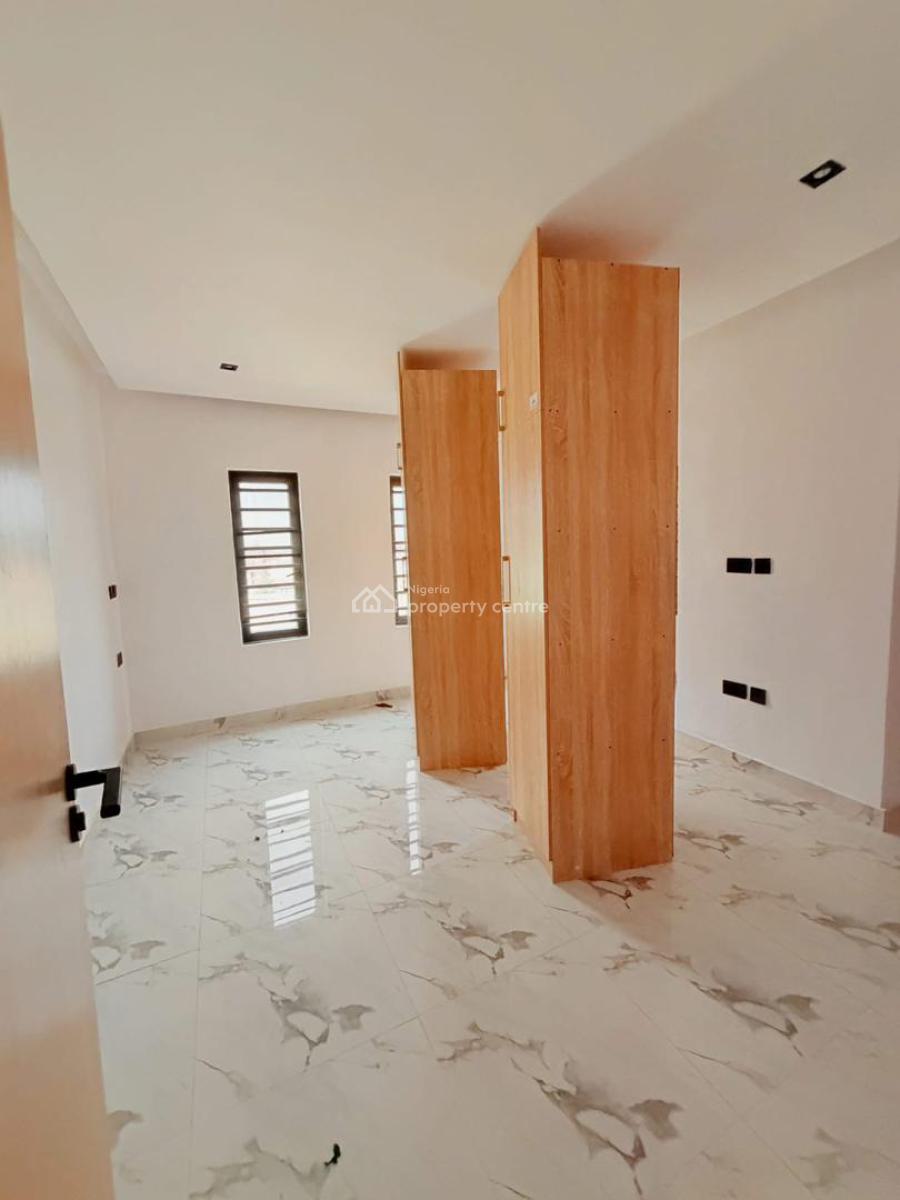 Executive 3 Bedroom Flat Apartment in a Good Location, Yaba, Lagos, Flat / Apartment for Sale