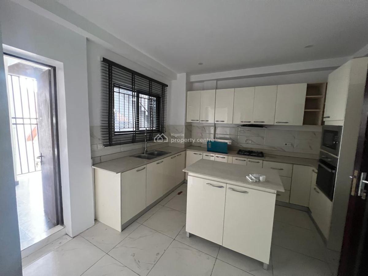 Spacious 3bedroom 3rd Floor with Bq N Acs, Lekki Phase 1, Lekki, Lagos, Flat / Apartment for Rent