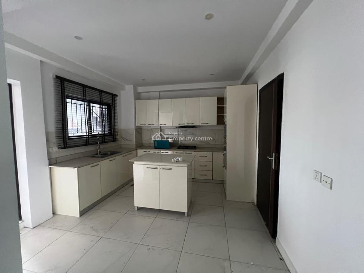 Spacious 3bedroom 3rd Floor with Bq N Acs, Lekki Phase 1, Lekki, Lagos, Flat / Apartment for Rent