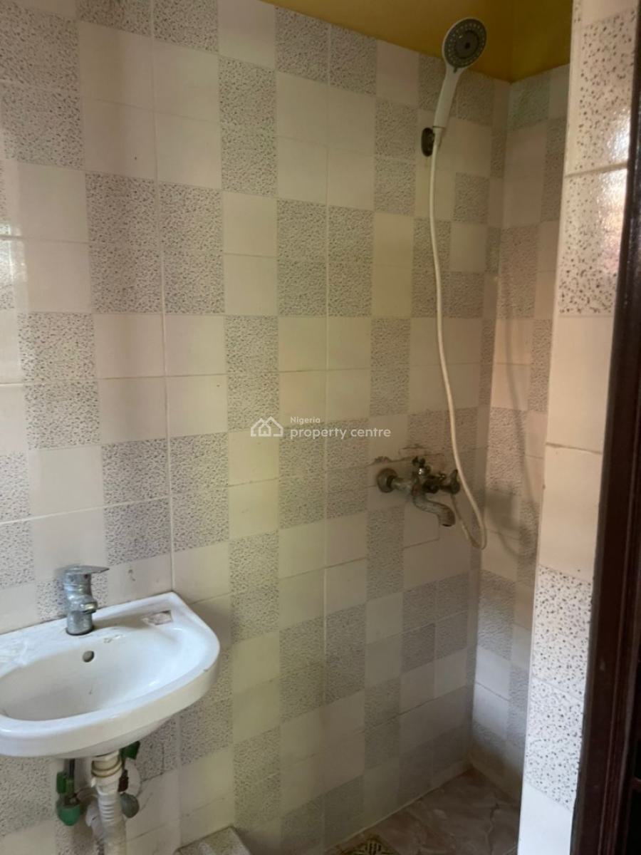 Neatly Used 2 Bedroom Apartment, Saka Olugunna, Maroko Off Mobil Road, Ilaje, Ajah, Lagos, Flat / Apartment for Rent