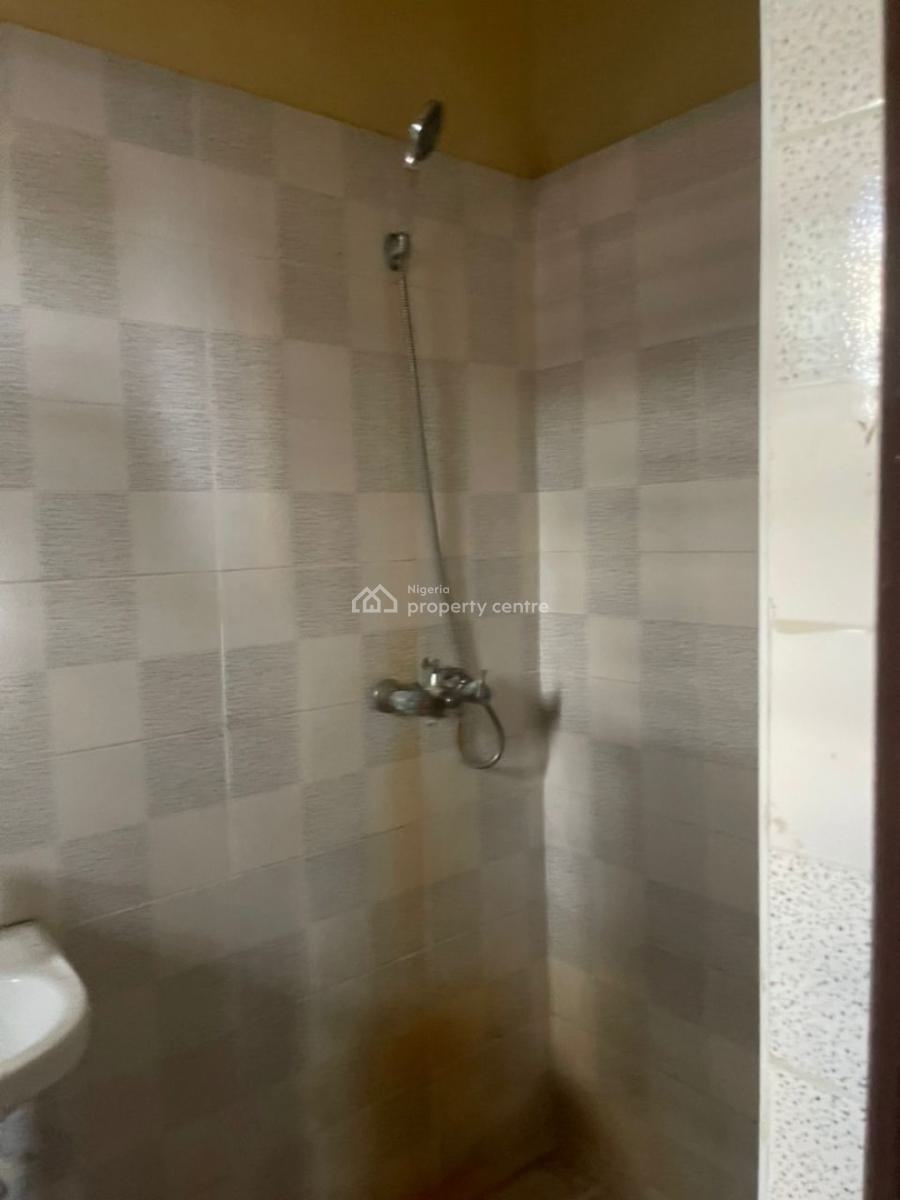 Neatly Used 2 Bedroom Apartment, Saka Olugunna, Maroko Off Mobil Road, Ilaje, Ajah, Lagos, Flat / Apartment for Rent