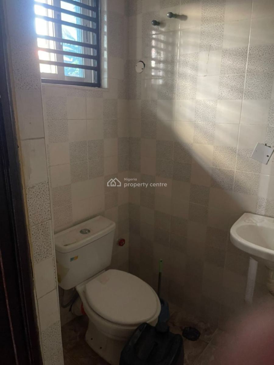 Neatly Used 2 Bedroom Apartment, Saka Olugunna, Maroko Off Mobil Road, Ilaje, Ajah, Lagos, Flat / Apartment for Rent