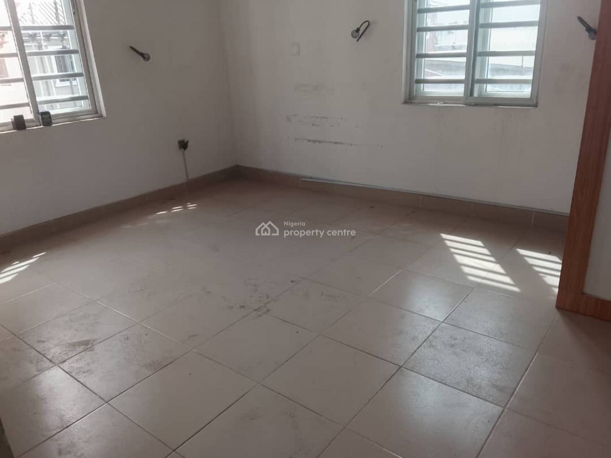 Neatly Used 2 Bedroom Apartment, Saka Olugunna, Maroko Off Mobil Road, Ilaje, Ajah, Lagos, Flat / Apartment for Rent