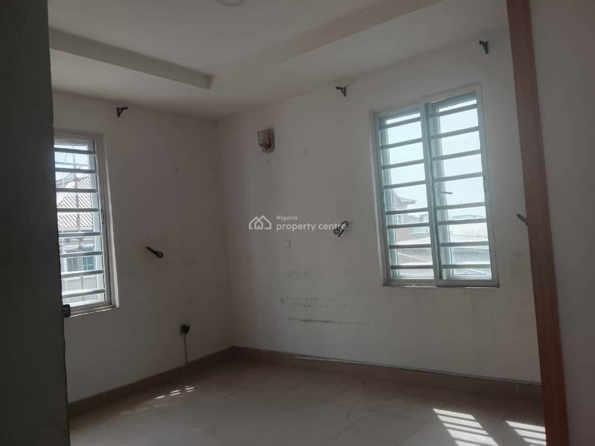 Neatly Used 2 Bedroom Apartment, Saka Olugunna, Maroko Off Mobil Road, Ilaje, Ajah, Lagos, Flat / Apartment for Rent