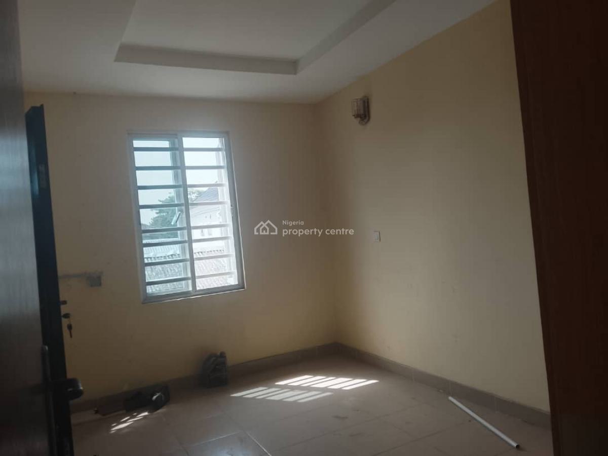 Neatly Used 2 Bedroom Apartment, Saka Olugunna, Maroko Off Mobil Road, Ilaje, Ajah, Lagos, Flat / Apartment for Rent