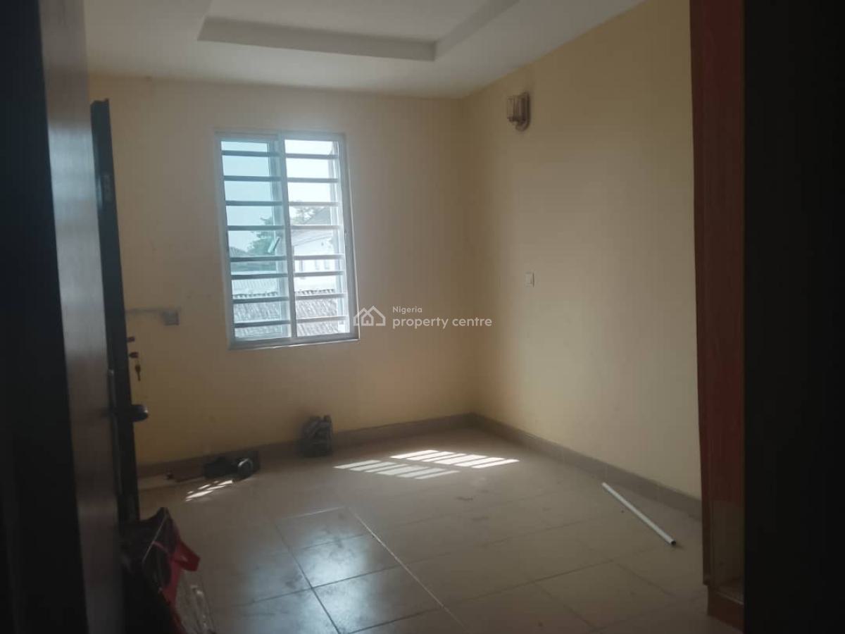 Neatly Used 2 Bedroom Apartment, Saka Olugunna, Maroko Off Mobil Road, Ilaje, Ajah, Lagos, Flat / Apartment for Rent