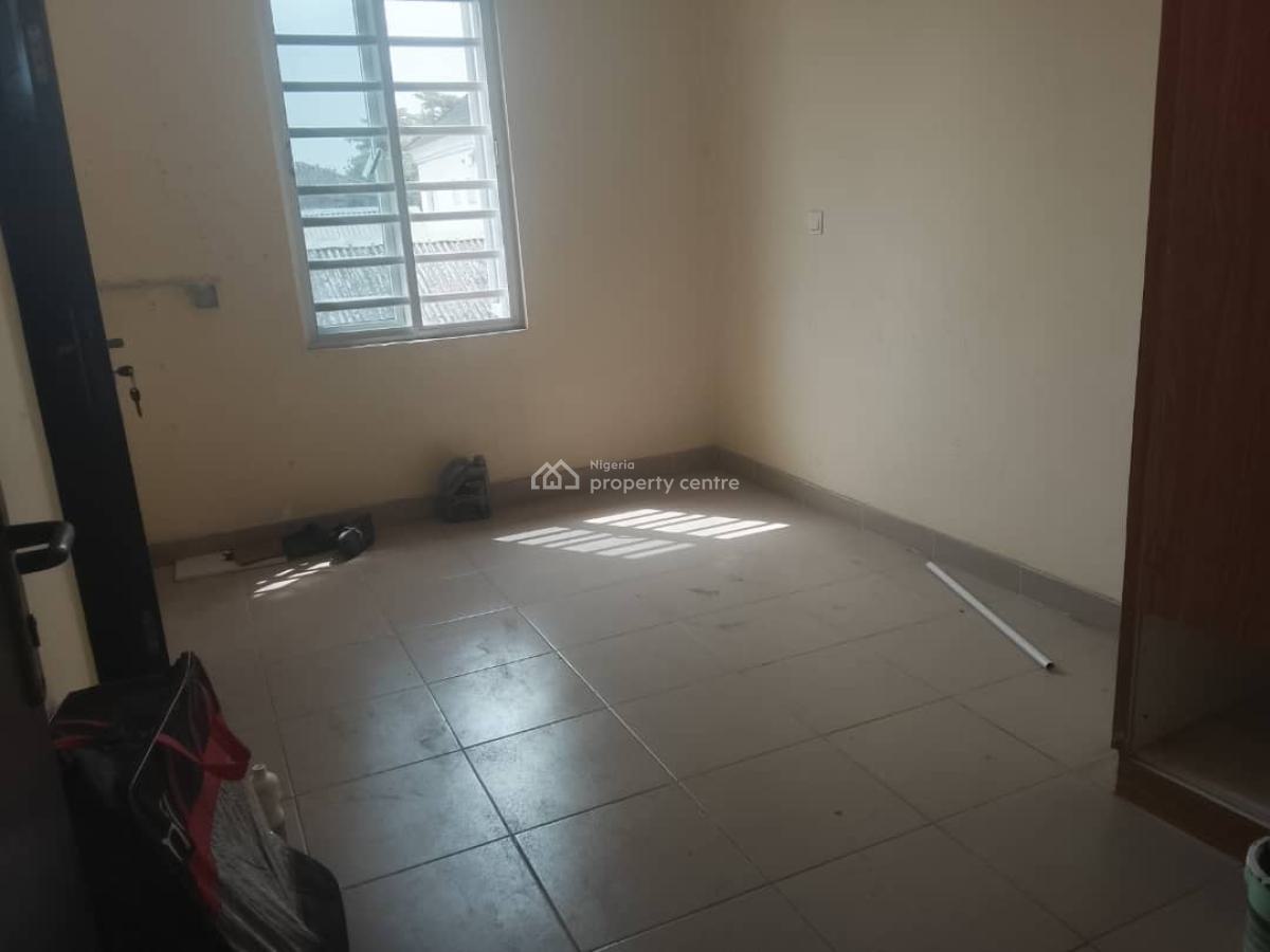 Neatly Used 2 Bedroom Apartment, Saka Olugunna, Maroko Off Mobil Road, Ilaje, Ajah, Lagos, Flat / Apartment for Rent